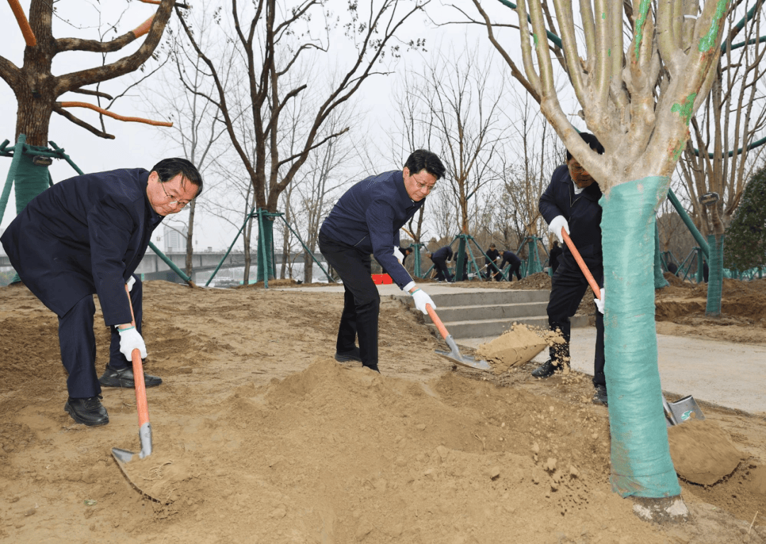 皇冠信用网APP下载
_无锡市委书记杜小刚、苏州市委书记刘小涛、淮安市委书记史志军、扬州市委书记王进健、镇江市委书记马明龙带队参加植树活动