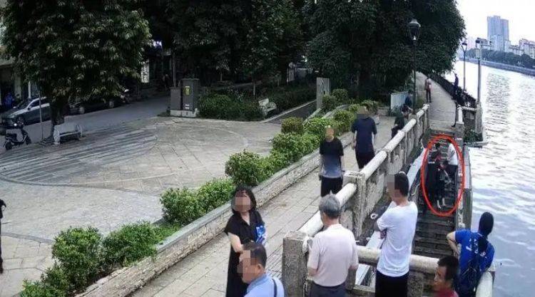 皇冠信用網APP下载
_男子用鱼线精准钩住老人裤腿皇冠信用網APP下载
，救起七旬落水阿婆