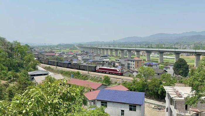 皇冠信用網代理流程
_铁路部门回应界面新闻报道：焦柳铁路6个区段将陆续安装防护栅栏