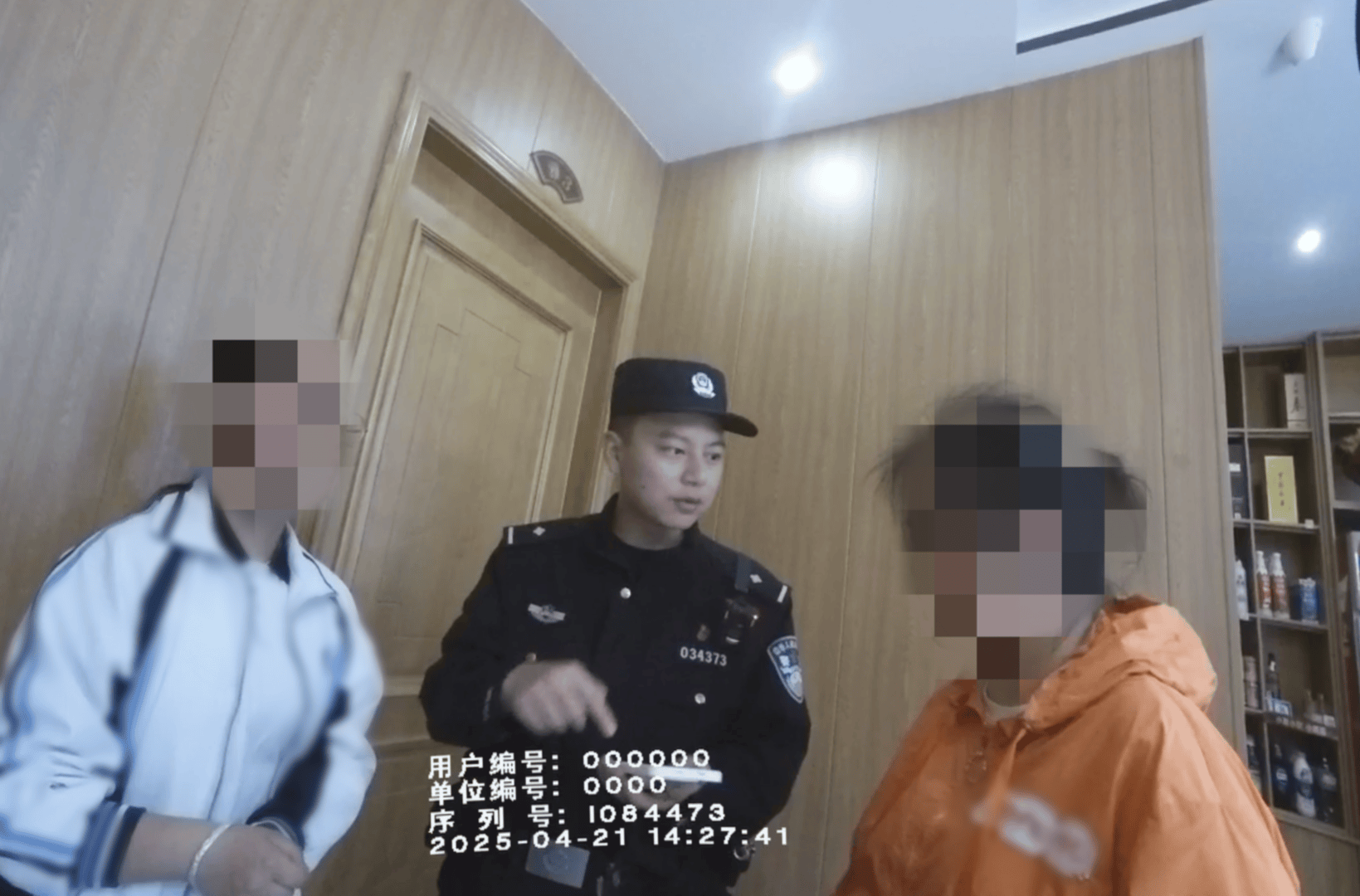 皇冠信用網在线开户
_母女就餐一小时未动筷皇冠信用網在线开户
，一直“玩”手机！餐馆老板报警，原来女儿卖游戏账号遭诈骗