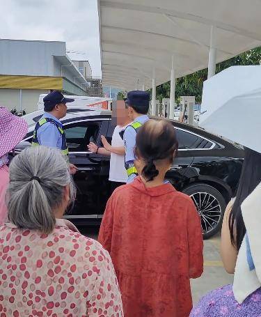 皇冠信用网代理注册
_广西南宁一幼童被陌生男子抱进车内 属地派出所回应：系误会