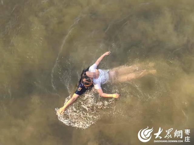 皇冠足球平台代理
_山东枣庄：消防员执行公务途中营救一名跳河女子