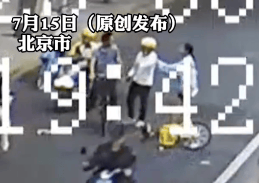 皇冠信用網会员_14岁女孩骑车时被男子故意别入机动车道皇冠信用網会员，警方通报：行拘！