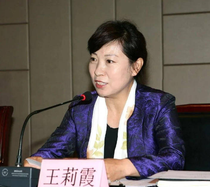 艾里斯vs阿波罗利马素尔
_“换装主席”王莉霞的堕落：从光鲜人设到腐败深渊