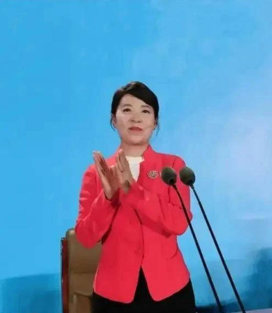 艾里斯vs阿波罗利马素尔
_“换装主席”王莉霞的堕落：从光鲜人设到腐败深渊