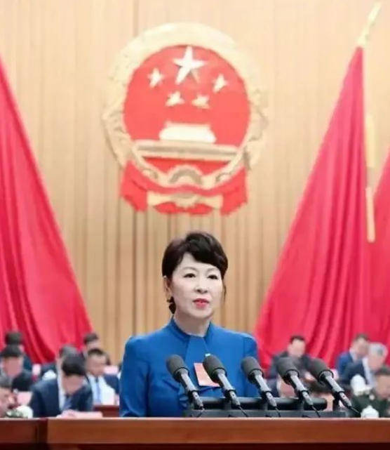艾里斯vs阿波罗利马素尔
_“换装主席”王莉霞的堕落：从光鲜人设到腐败深渊