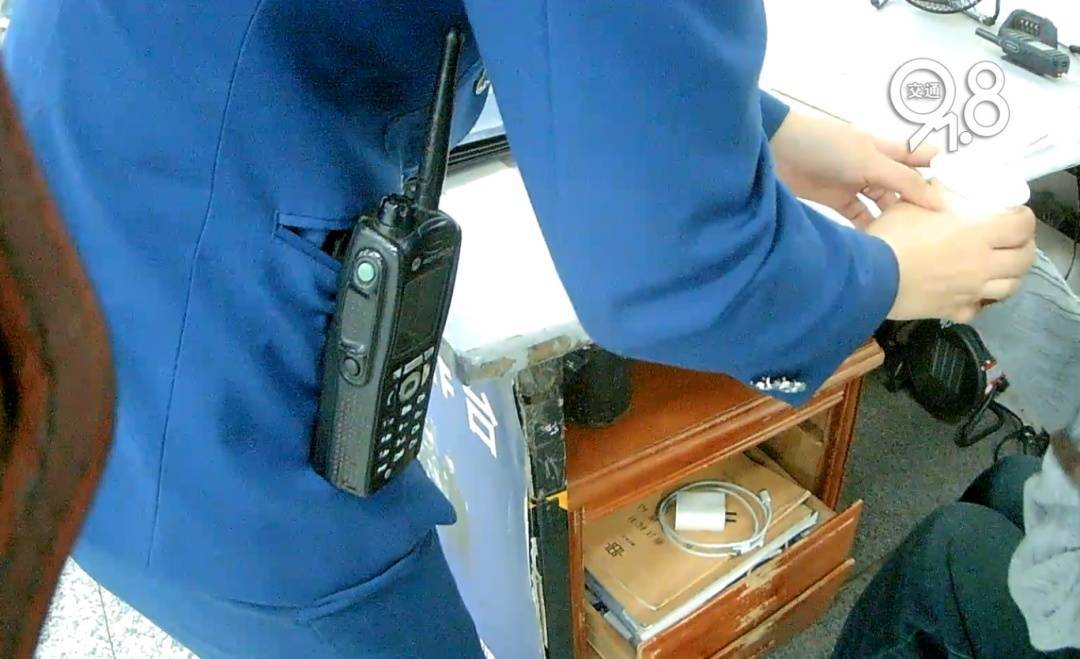 足球平台代理
_杭州地铁内足球平台代理
,女乘客突然崩溃大哭!紧接着……这一幕被拍下