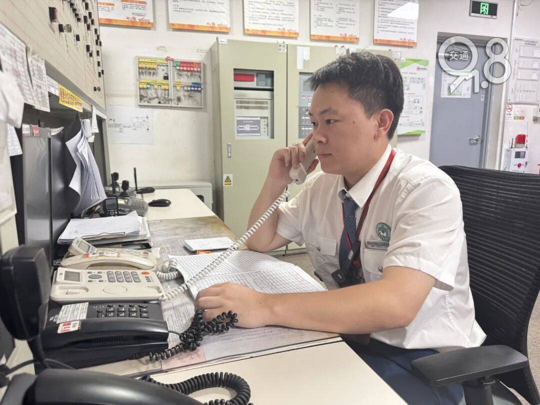 足球平台代理
_杭州地铁内足球平台代理
,女乘客突然崩溃大哭!紧接着……这一幕被拍下