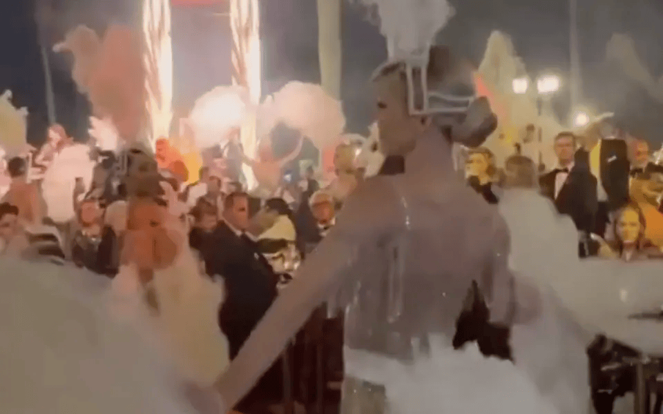 哪个网站可以买篮球
_“了不起的特朗普”花天酒地哪个网站可以买篮球
，4200万美国人却正挨饿