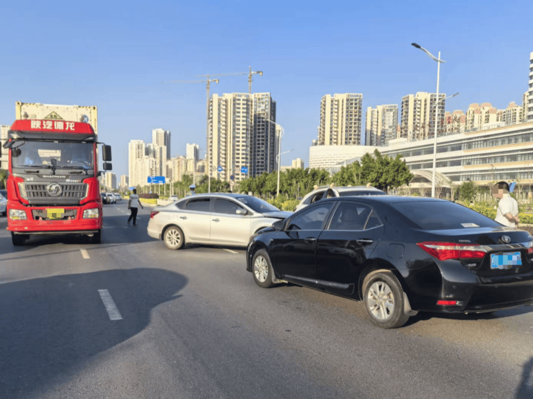 皇冠信用盘出租
_前方刹车皇冠信用盘出租
，他一把方向自信变道……下一秒，四车连环碰