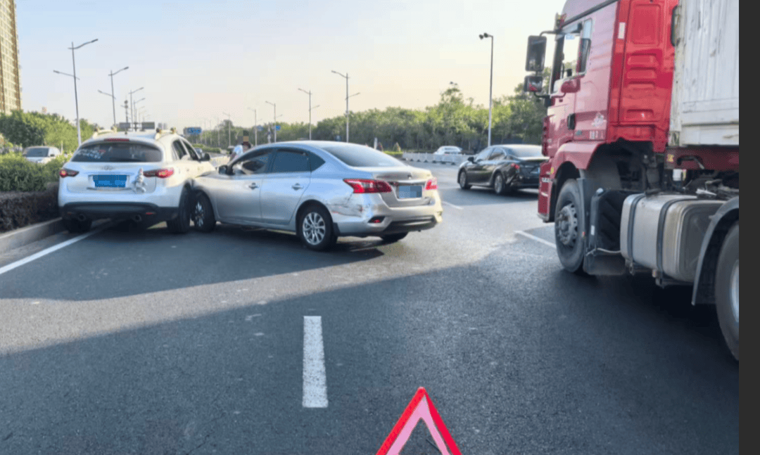 皇冠信用盘出租
_前方刹车皇冠信用盘出租
，他一把方向自信变道……下一秒，四车连环碰