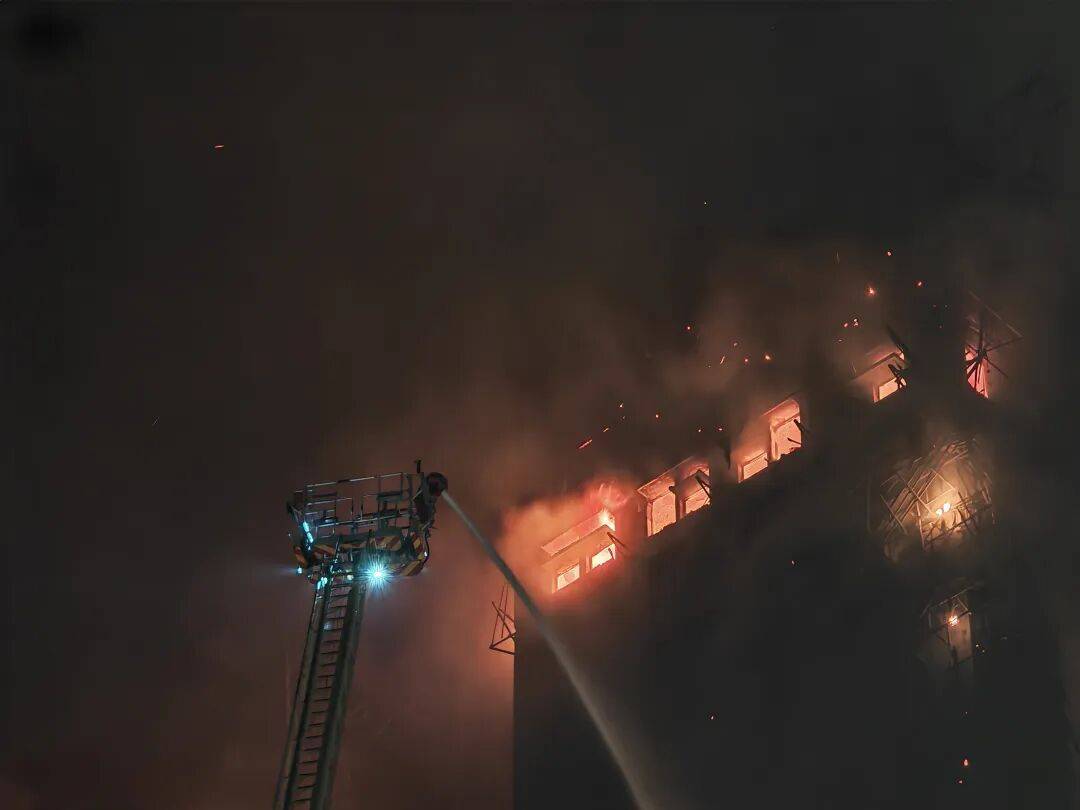 皇冠网址
_香港大埔火灾已造成44人遇难！3人以涉嫌误杀罪被拘捕皇冠网址
，警方：不排除发泡胶是火势迅速蔓延原因；大埔区多所学校停课，临时庇护中心开放