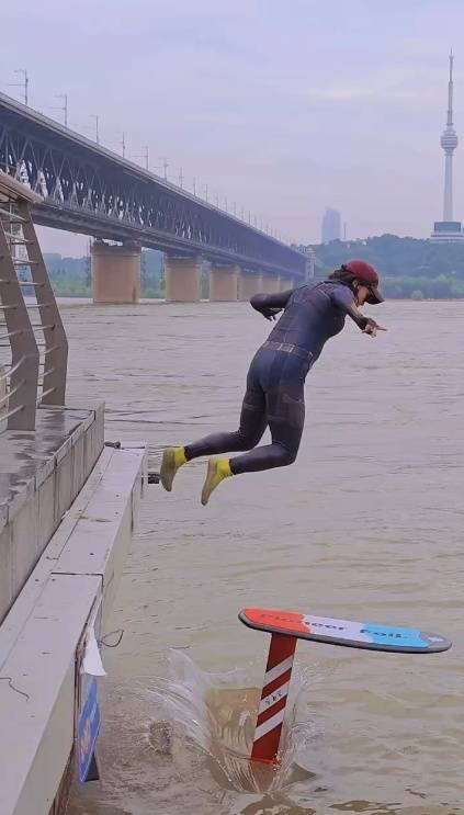 世界杯皇冠平台
_武汉姑娘“水上漂”走红世界杯皇冠平台
,网友:哪里来的女侠?