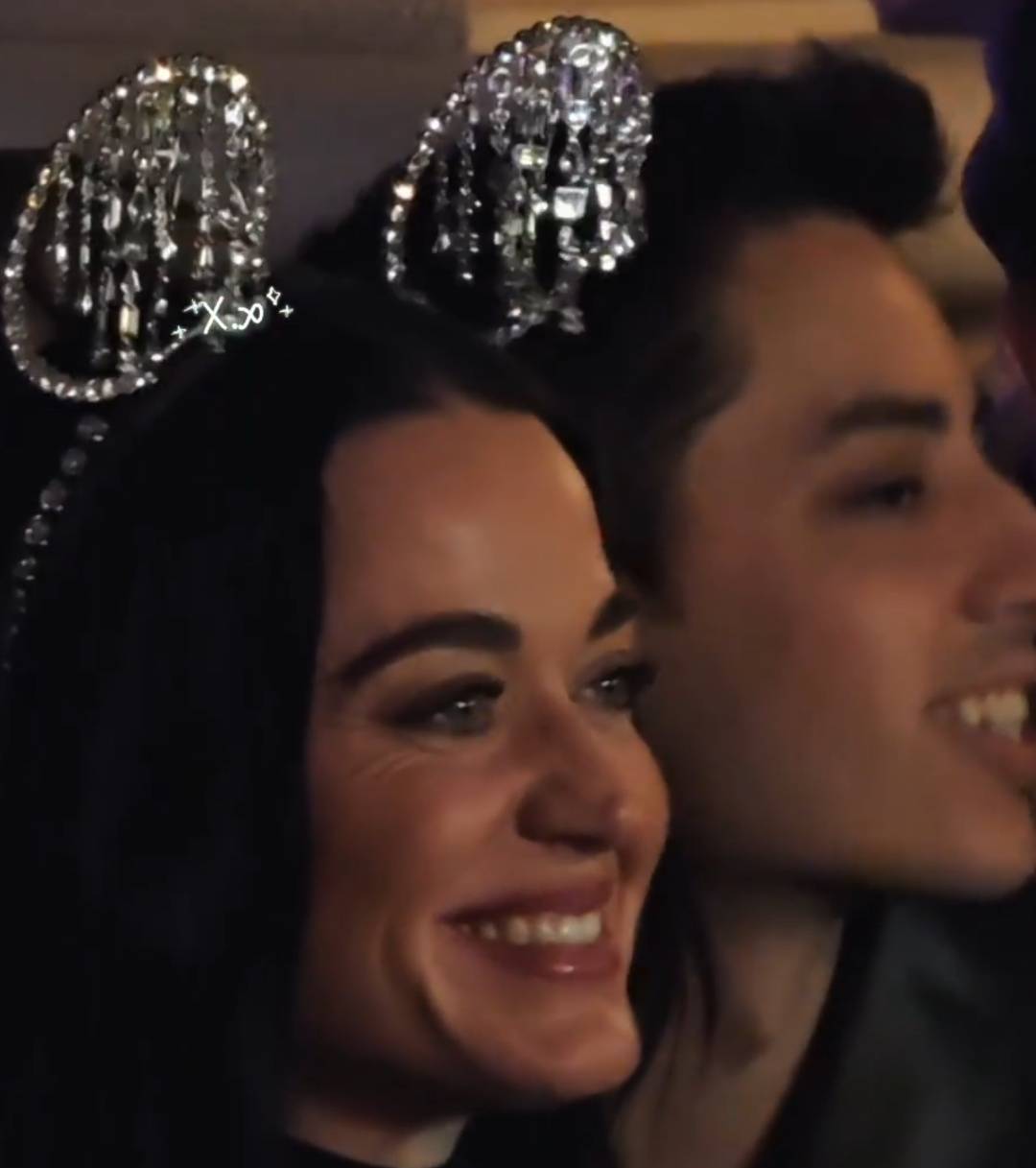 体育皇冠信用网
_知名女歌手在上海迪士尼被偶遇体育皇冠信用网
,见证求婚!“一时不知道谁更幸福”