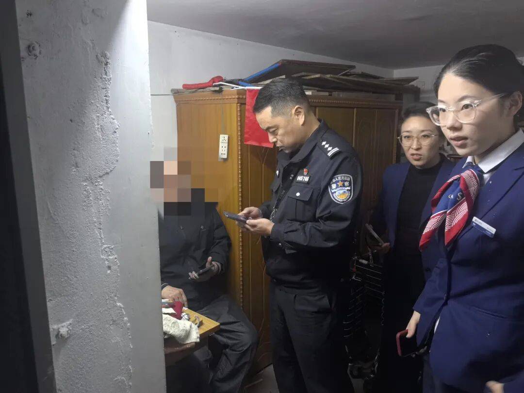 皇冠信用网开户
_浙江男子花30万买金条送孙子皇冠信用网开户
，所长、行长都上门了……