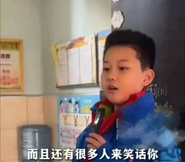 皇冠体育官网
_校服被写侮辱性文字皇冠体育官网
，9岁男孩勇敢发声！全网点赞