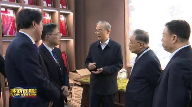 海地足球
_省委书记参观百年野山参海地足球
！吉林正举全省之力打造千亿级产业