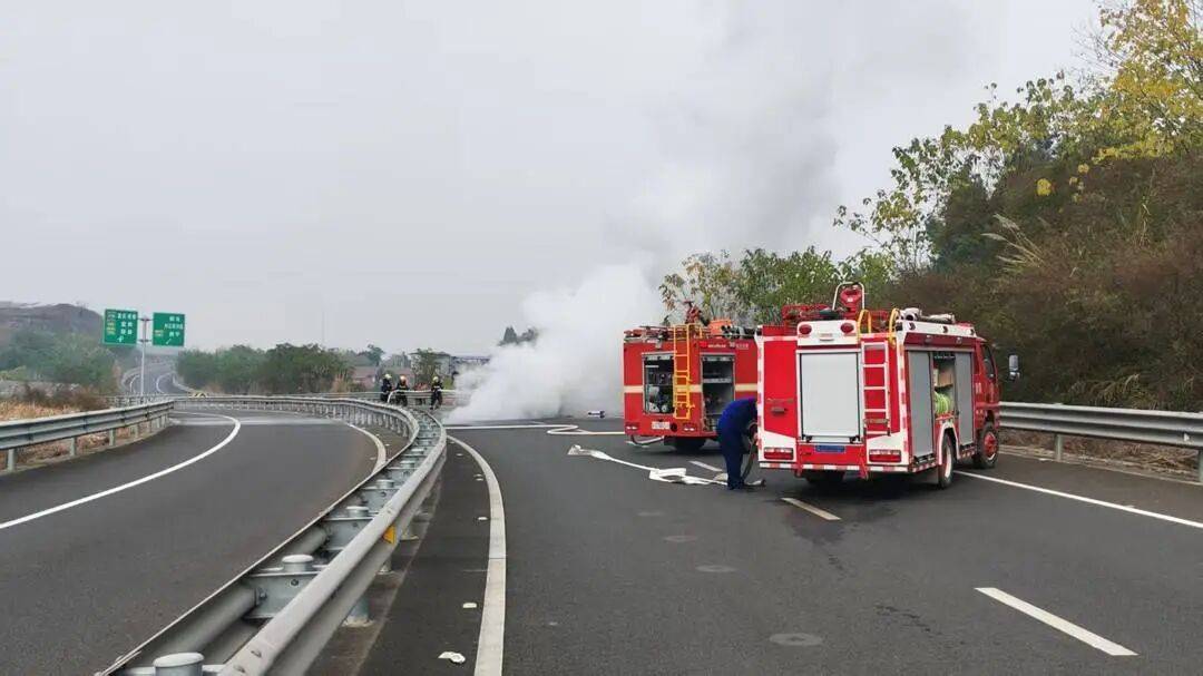 孟菲斯灰熊vs波士顿凯尔特人_四川高速上一汽车突发自燃！车内两人闻到异味后果断弃车孟菲斯灰熊vs波士顿凯尔特人，成功逃生