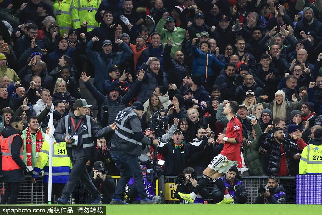 塞尔维亚vs英格兰足球_阿莫林听劝？曼联场上站位更像是4231塞尔维亚vs英格兰足球，芒特前腰多尔古出任右边前