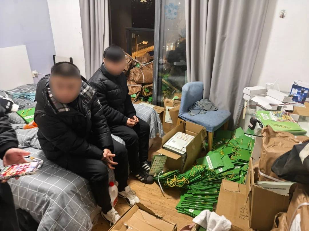 希腊 v 丹麦_上海警方：多名来沪人员窜至居民小区希腊 v 丹麦，已被抓获！家门口出现这种袋子，千万小心→