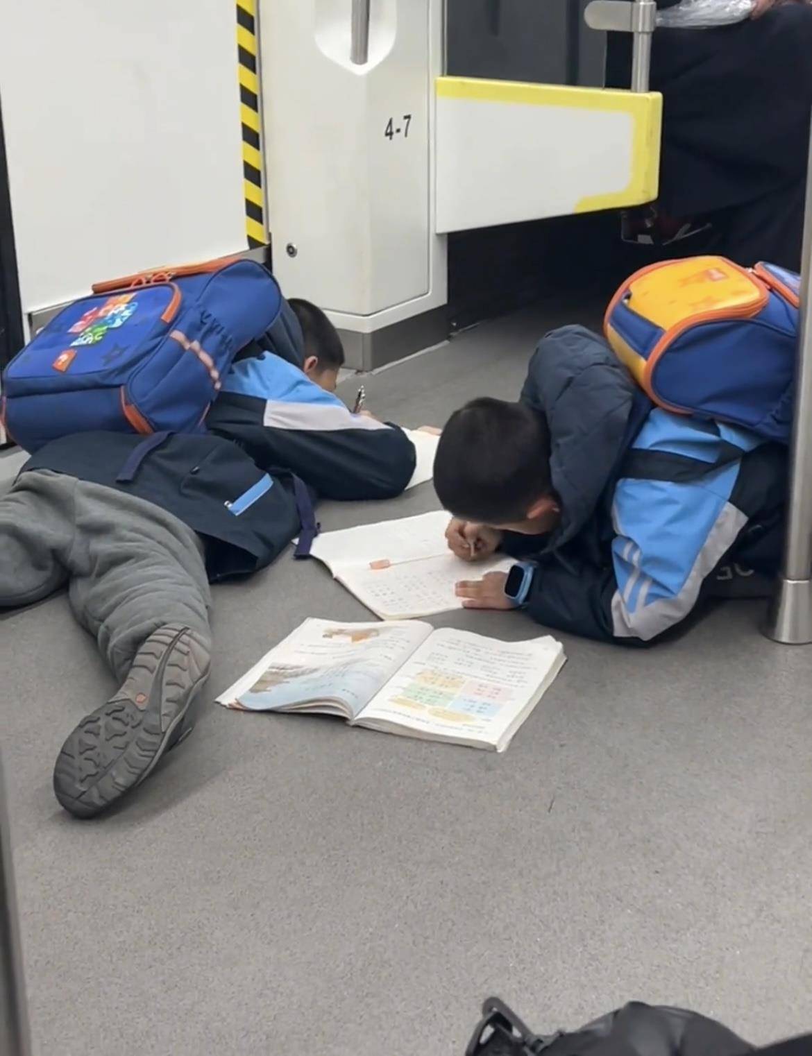 大分三神vs磐田山叶_两名小孩哥一上地铁就滑铲倒地大分三神vs磐田山叶，趴地上写作业，引来数万网友共鸣：这才是童年的样子