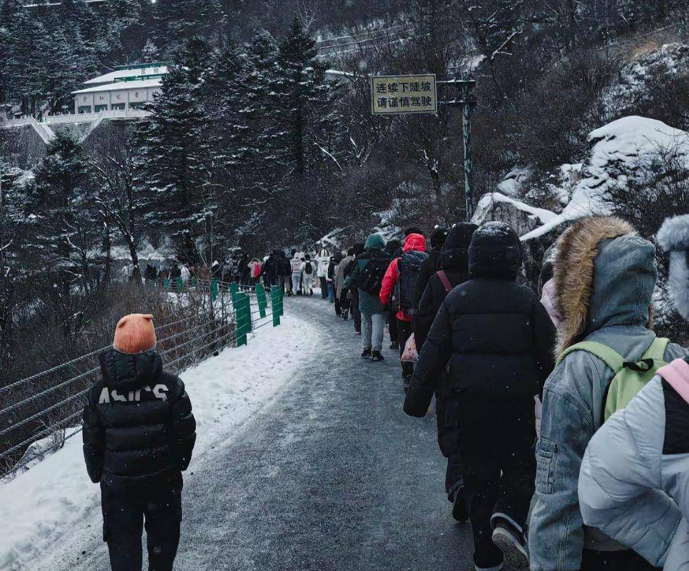 亚特兰大联2队vs迈阿密国际川队_数百名游客夜晚滞留太白山景区数小时亚特兰大联2队vs迈阿密国际川队，气温低至零下十几度，当地：山上突然降雪道路结冰，目前所有游客都已乘摆渡车下山