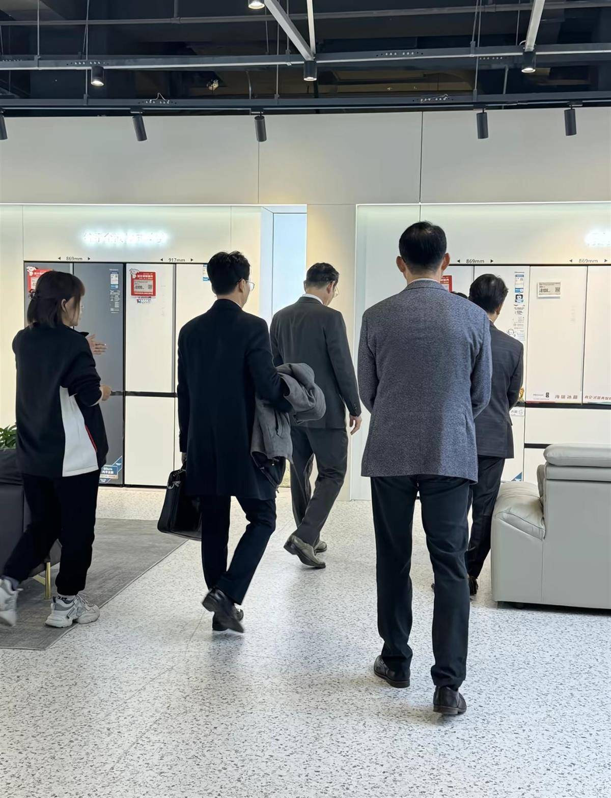 五大联赛
_李在镕逛北京朝阳京东MALL买走100个labubu五大联赛
,还看了海信163寸大电视,店员称“三星副会长也来了”