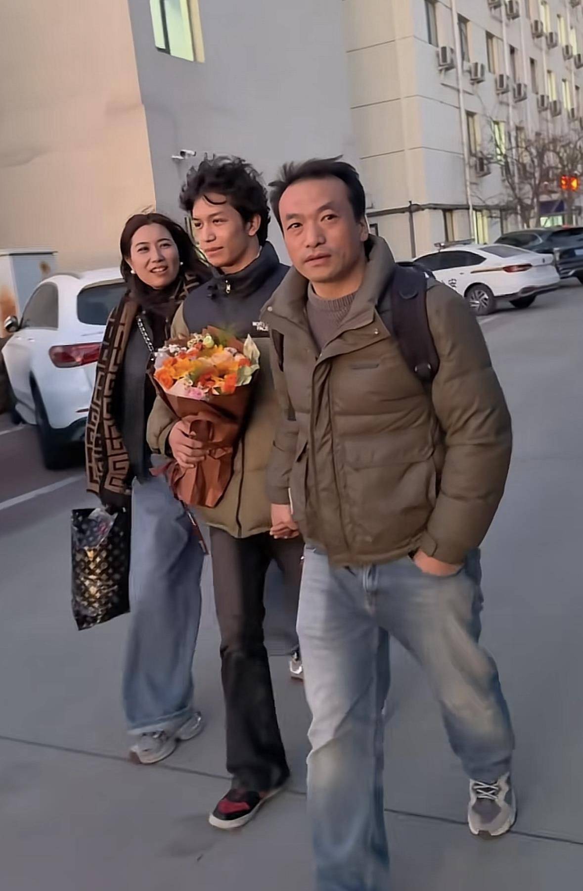 特温特vsPSV埃因霍温_被拐17年的马仔昊认亲成功！母亲泣不成声拉住手“再也不放开了”特温特vsPSV埃因霍温，杜小华：替他们开心，相信“小米奇”也一定能找到