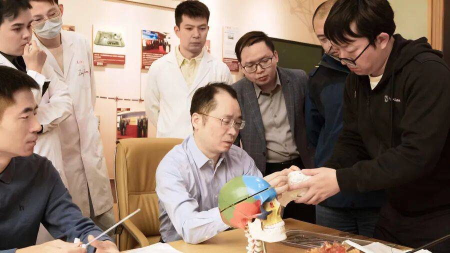 球会友谊赛_上海一厅局级干部突然辞职球会友谊赛，刚40岁出头！离开体制后，他比以前更忙了，全职创业究竟值吗？