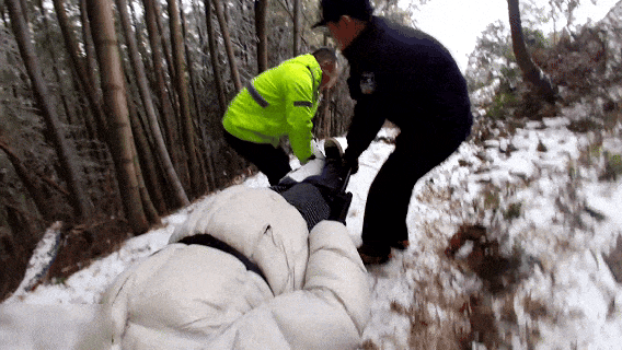 亚洲杯u20直播_“脚断了亚洲杯u20直播,这辈子完了!”游客在1200米山上赏雪受伤,浙江民警带4人将其抬下:我是民警,我得在第一个