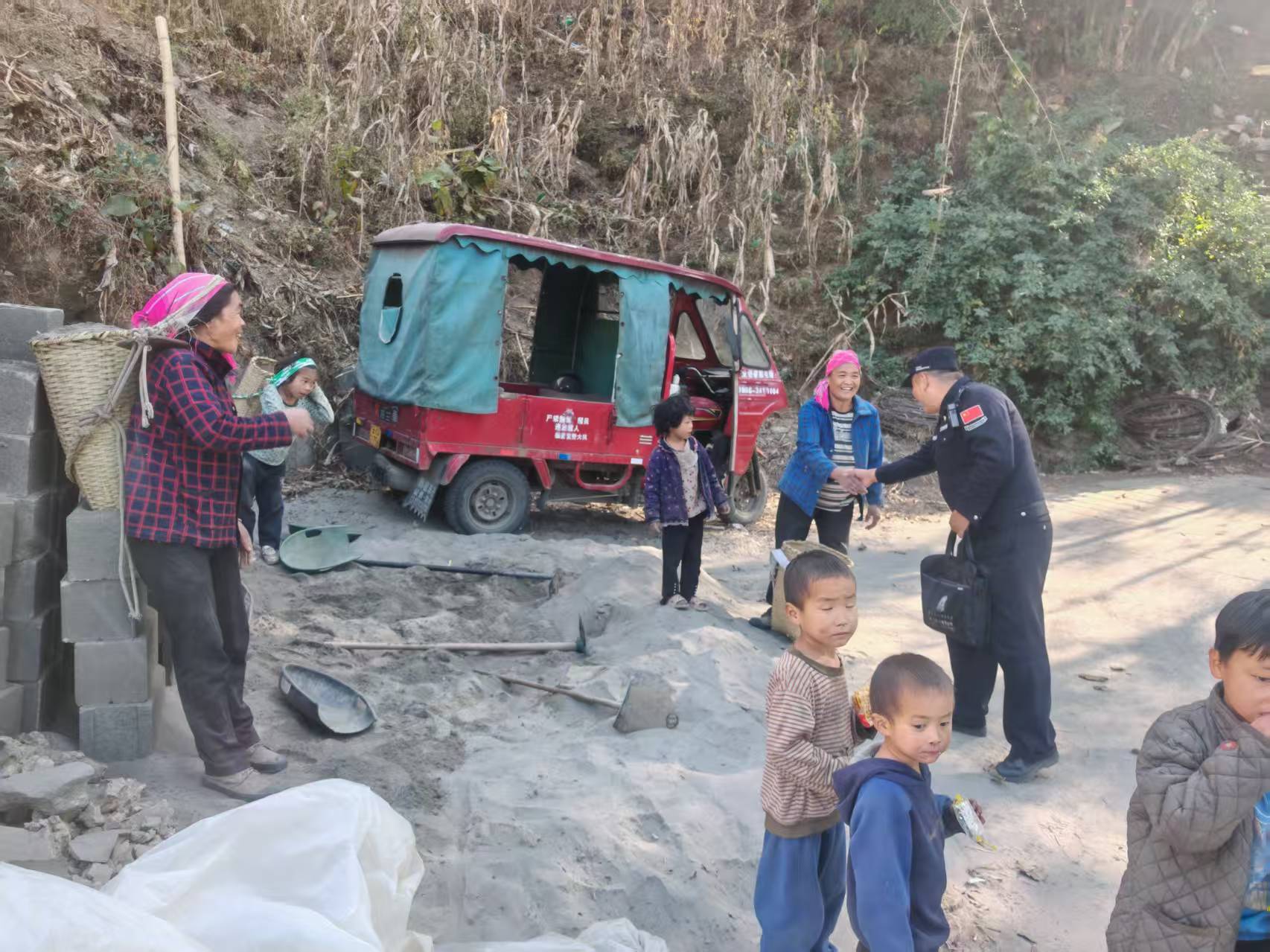 皇冠信用盘代理登3_云南怒江：社区民警“沉”下去 群众满意“提”上来