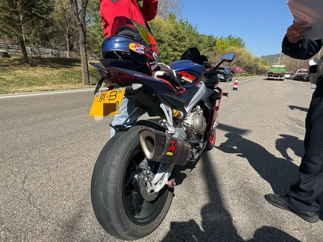 皇冠信用网在哪里开通_2个多小时皇冠信用网在哪里开通，北京交警拦停六七十辆摩托车