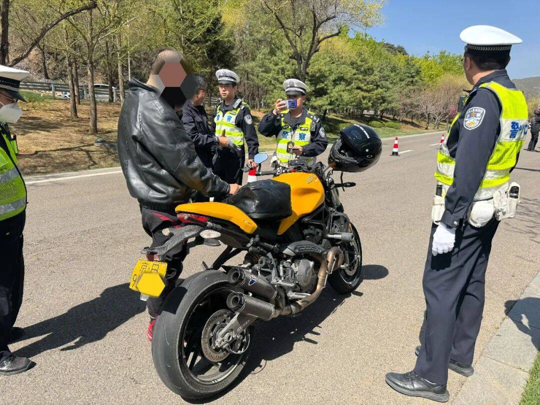 皇冠信用网在哪里开通_2个多小时皇冠信用网在哪里开通，北京交警拦停六七十辆摩托车
