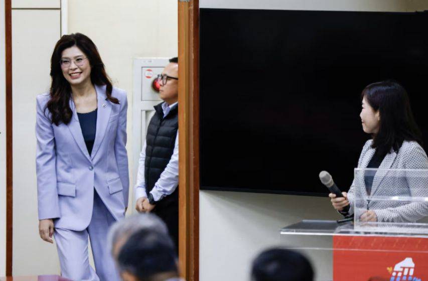 皇冠信用网账号注册_郑丽文亮相人民大会堂皇冠信用网账号注册，马英九的叮嘱她全听进去了？统一势在必得