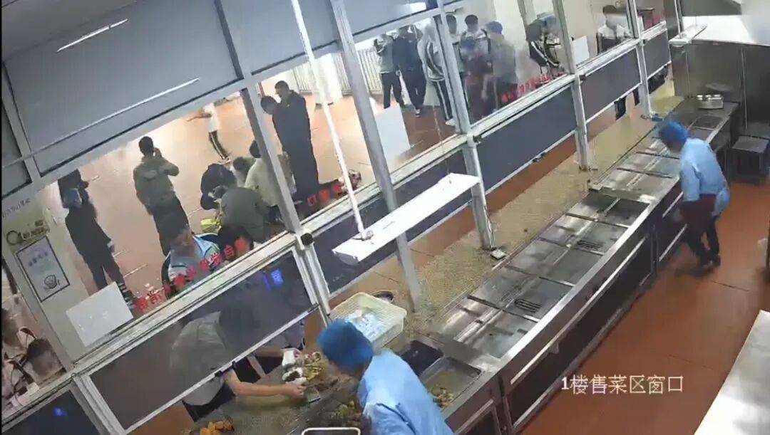 皇冠信用网会员开户_厦门16岁女生在学校食堂排队时突然倒地心脏骤停皇冠信用网会员开户，三名教师接力心肺复苏，并用AED急救，女生暂脱离危险；校长：上个月刚培训了AED