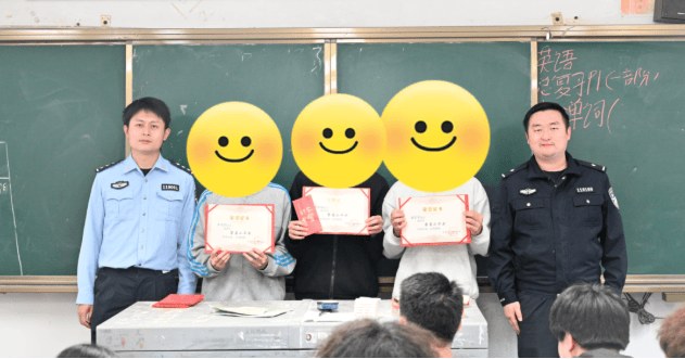 皇冠hga038手机登入_几名学生放学路上见男子步态诡异皇冠hga038手机登入，判断其疑似吸食“上头电子烟”，江西警方：确定为吸毒人员，已行拘