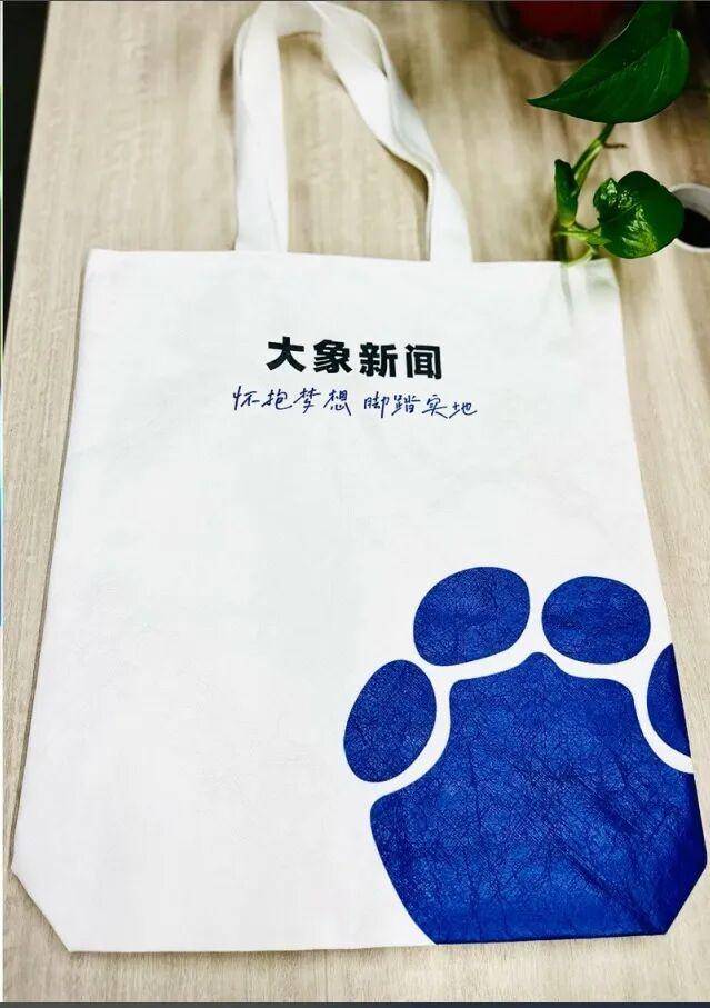 世界盃代理網址_奥运冠军杨威一家六口挤在香港40多平出租屋：夫妻睡1米2小床世界盃代理網址，儿子杨阳洋睡沙发，早起刷牙要排队，续租面临房租上涨等问题