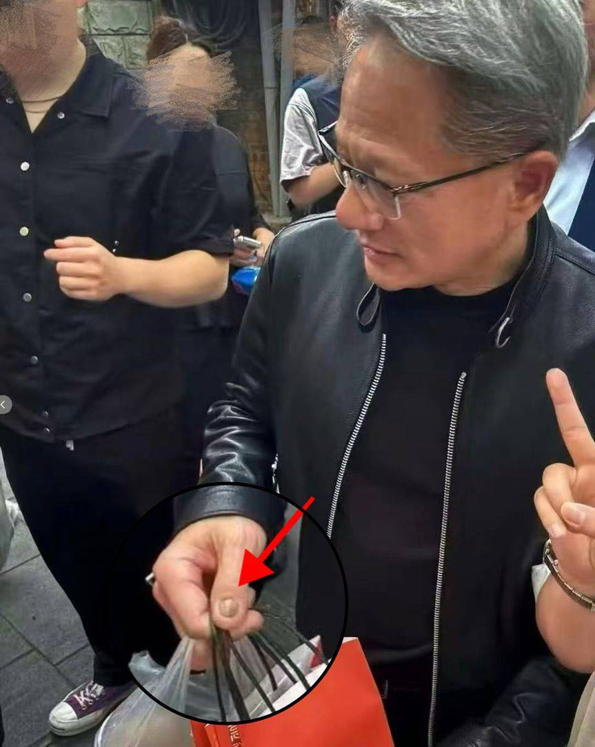 TianLu V BOA_黄仁勋的指甲冲上热搜！高清镜头曝光TianLu V BOA，网友吵翻！医生：这6种情况都可能