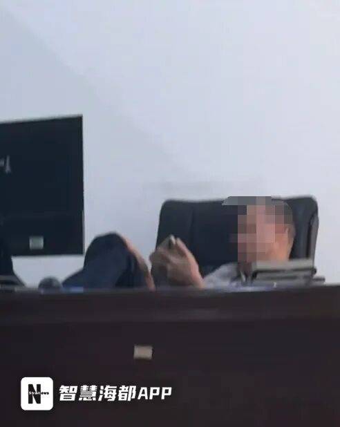 皇家马德里v帕丘卡_海口通报“税务局职工上班玩手游”：谢某工作期间用手机看游戏视频皇家马德里v帕丘卡，作风散漫，责令检查、通报批评、调离原岗位