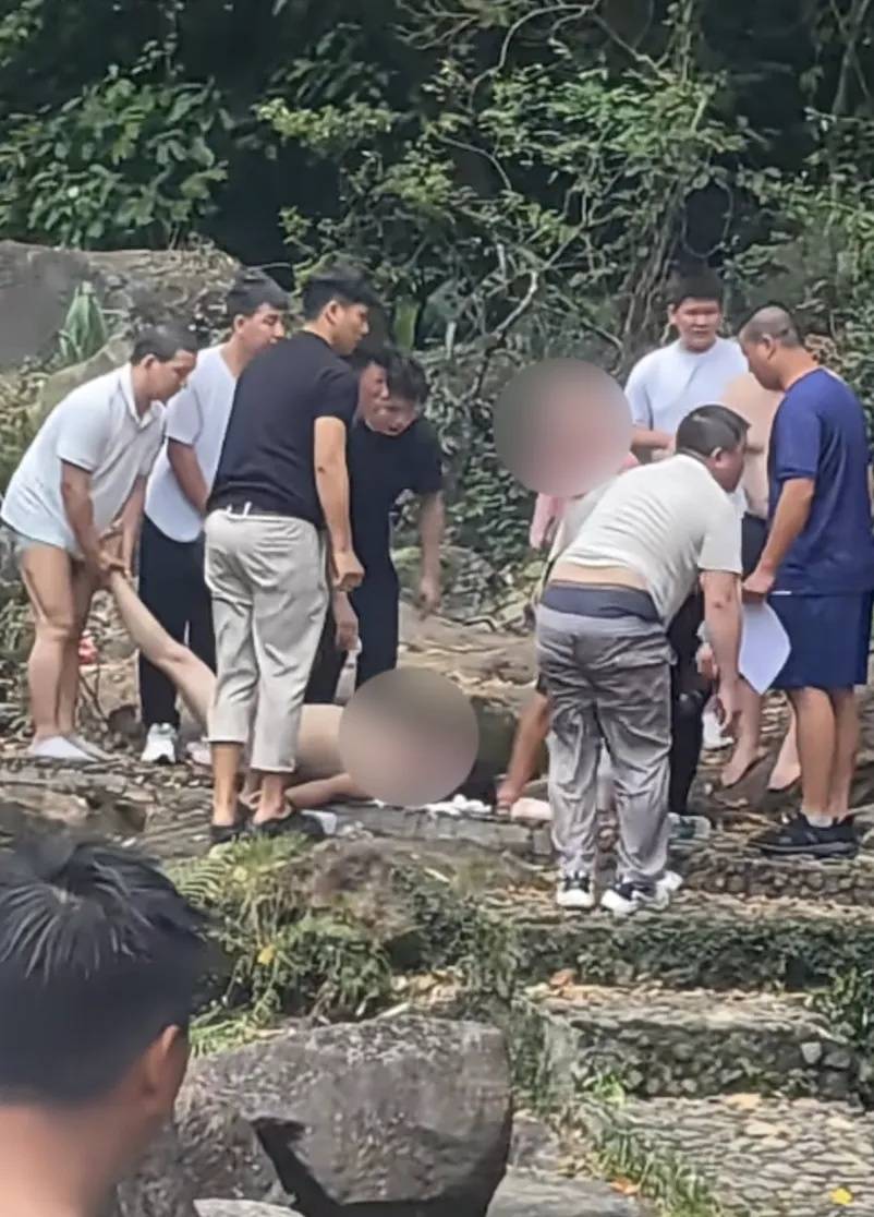 皇家马德里Vs阿森纳_男子在野外水潭溺水沉底皇家马德里Vs阿森纳，广东大哥手拿绳子两次潜入深潭，从水下4米把人拖上岸