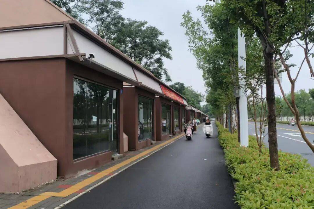 皇冠信用_年租金2万元！郑州人行道冒出一排铺面挤占盲道皇冠信用，郑州城管：是违建，取证完成会立案处理