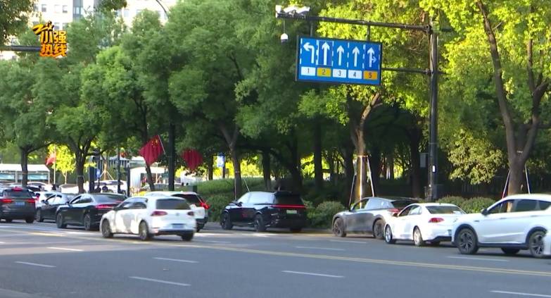 皇冠返水_“不坐就滚下去！”两个女儿坐顺风车半路被赶下车皇冠返水，父亲气炸：我都急得跳起来了