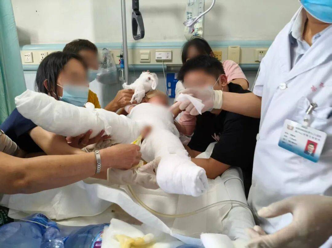 法国甲组联赛_“妈妈我痛死了法国甲组联赛，医不好了我们回去吧”，福建2岁女童被独自留置浴室，因好奇误触水龙头，遭70℃热水淋烫2分钟，致全身大面积重度烫伤